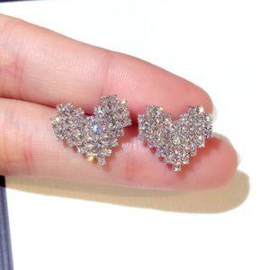 *NEW 18K White Gold Diamond Pave Heart Earrings Z
